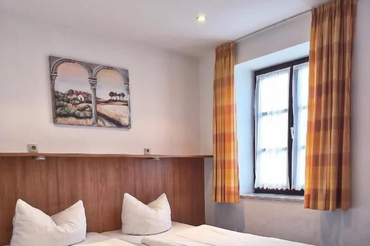 Comfort Twin Room, Courtyard View | Desk, laptop workspace, free WiFi, bed sheets