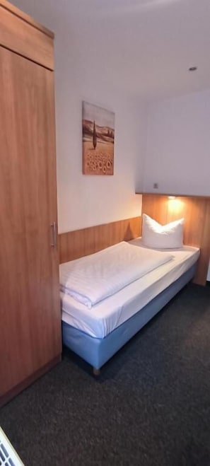 Habitación individual Confort, vista a la ciudad | Escritorio, espacio para trabajar con laptop y wifi gratis