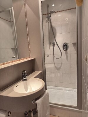 Shower, hair dryer, towels, shampoo - Hotel Haus Wendelstein München City (Munich)