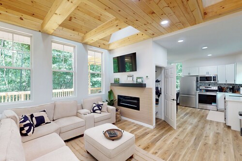 Cozy Restful Treehouse Feel Home w/ gas Grill & AC