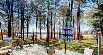 Dog Friendly: Lakefront Home w/ Dock & Kayaks