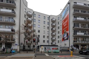Exterior - 2-Bedroom Downtown Apt - 75m2, A/C and Balcony - by Rentujemy (Warszawa)