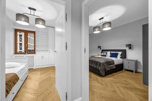 Iron/ironing board, WiFi, bed sheets - 2-Bedroom Downtown Apt - 75m2, A/C and Balcony - by Rentujemy (Warszawa)