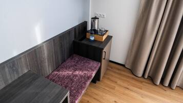 Habitación Confort con 1 cama doble o 2 individuales | Caja fuerte, escritorio, espacio para trabajar con un portátil