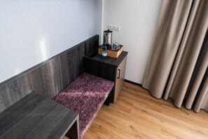 In-room safe, desk, laptop workspace, blackout curtains - PEN Smart Hotel (Tuerkheim)