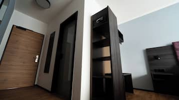 Comfort-Doppel- oder -Zweibettzimmer | Zimmersafe, Schreibtisch, laptopgeeigneter Arbeitsplatz