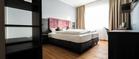 Comfort-værelse med dobbeltseng eller 2 enkeltsenge | Pengeskab på værelset, skrivebord, arbejdsområde til bærbare computere