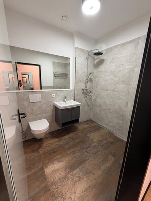 Shower, hair dryer, towels, soap - PEN Smart Hotel (Türkheim)