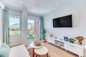 TV - Jupiter 425 Suites - Panoramic views and comfort (Benalmádena)