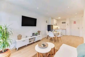 Interior - Jupiter 425 Suites - Panoramic views and comfort (Benalmádena)