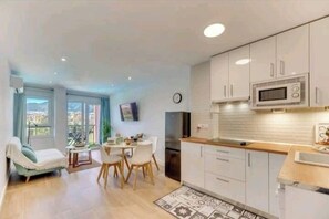 Fridge, microwave, stovetop, dishwasher - Jupiter 425 Suites - Panoramic views and comfort (Benalmádena)