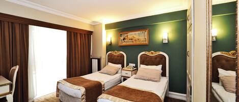 Kahden hengen standard-huone (kaksi sänkyä), kaupunkinäköala | Ylelliset vuodevaatteet, minibaari, silitysrauta/-lauta, ilmainen Wi-Fi