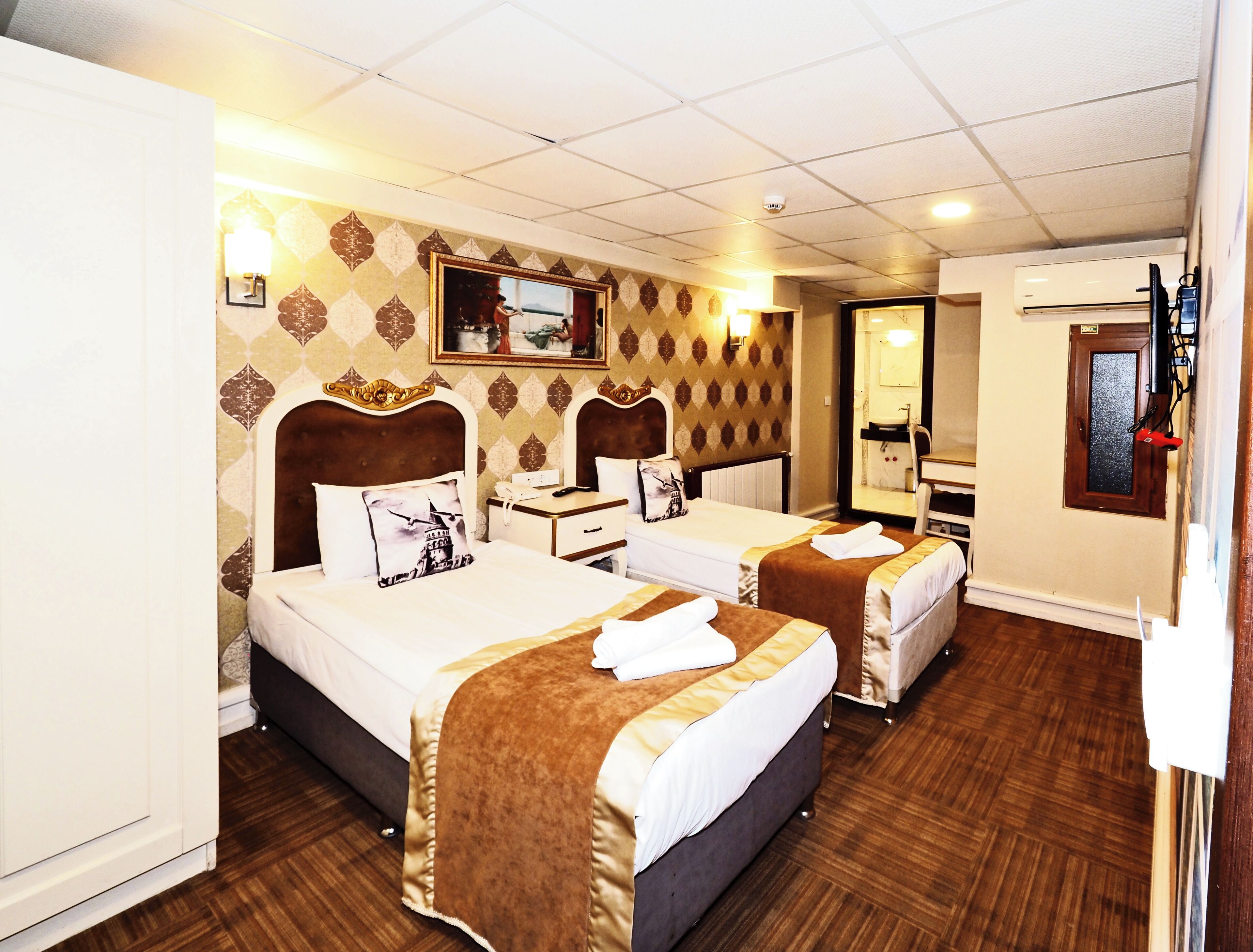 Economy vierpersoonskamer | Luxe beddengoed, een minibar, een strijkplank/strijkijzer, gratis wifi