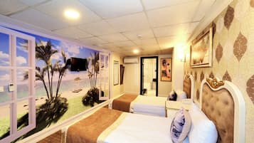 Economy vierpersoonskamer | Luxe beddengoed, een minibar, een strijkplank/strijkijzer, gratis wifi