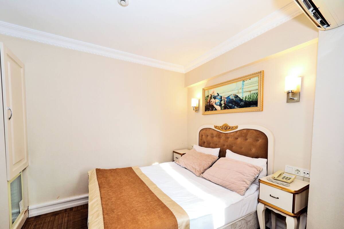 Premium bedding, minibar, iron/ironing board (on request), WiFi (free)