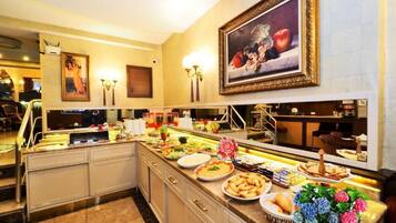 Her gün ücretsiz açık büfe kahvaltı