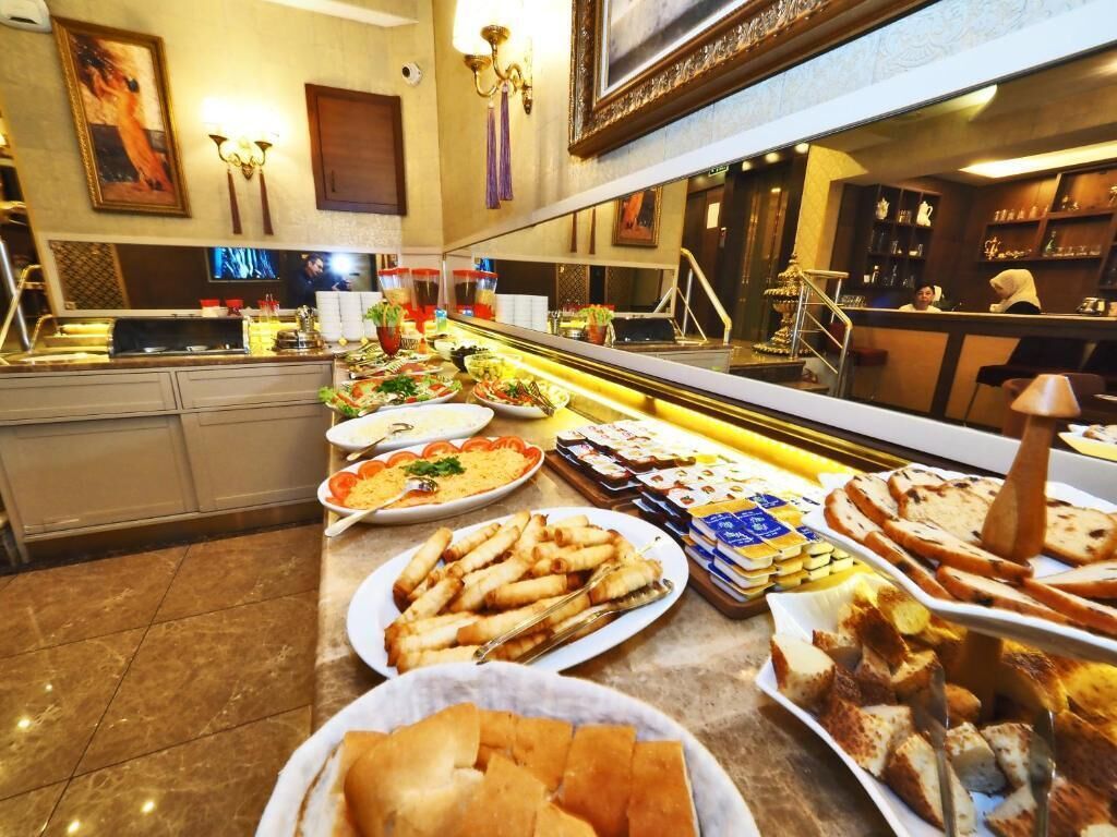 بوفيه فطور مجانًا يوميًا