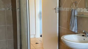 Douche, serviettes fournies, papier toilette