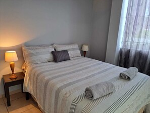 WiFi - Spacious 2 bedroom chalet with air conditioning, kitchen, lounge and dining area (eManzimtoti)
