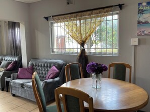 Interior - Spacious 2 bedroom chalet with air conditioning, kitchen, lounge and dining area (eManzimtoti)