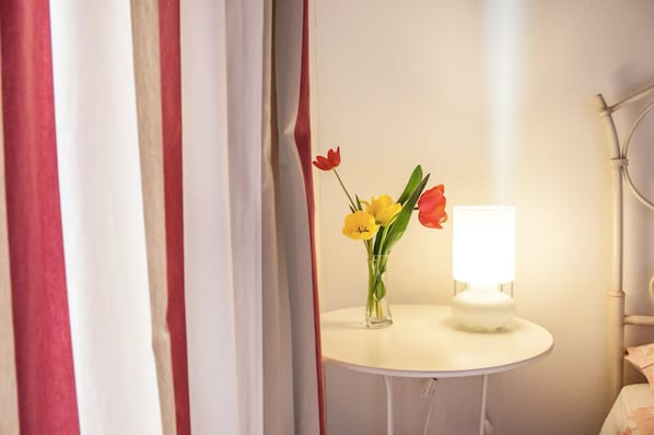 تجهيزات عازلة للصوت ومكواة/لوح كي وواي فاي مجانًا