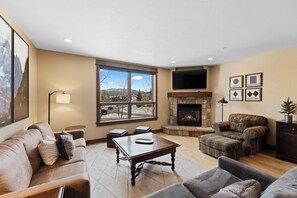 Smart TV, fireplace - Mountain Escape with Private Hot Tub + Central to 3 Ski Resorts! (Frisco)