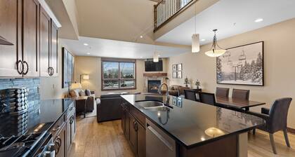 Mountain Escape with Private Hot Tub + Central to 3 Ski Resorts!