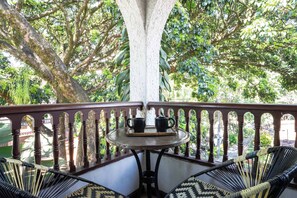 House | 5 bedrooms, Internet - w Bright Colonial 5BR House With Balcony (Medellín)