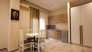 Eine moderne Küche mit Holzschränken, einem eingebauten Backofen und einem Geschirrspüler.