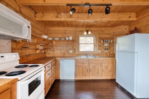 Coffee/tea maker, fridge, microwave, oven - 3BR Resort Cabin w/Views! Hot Tub*Games*Comm Pool (Sevierville)