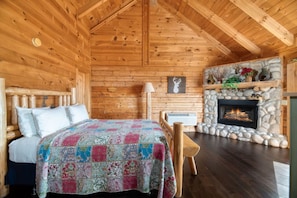 3 bedrooms, desk, iron/ironing board, travel cot - 3BR Resort Cabin w/Views! Hot Tub*Games*Comm Pool (Sevierville)
