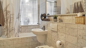 Ducha, secador de pelo, toallas, jabón