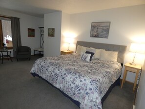 Desk, iron/ironing board, WiFi, bed sheets - Family Adventure Golf/Ski Get Away! (Bellaire)