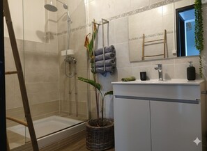 Shower, hair dryer, towels, soap - Double T3! Sleeps 10! ALL ON FOOT, 4 bathrooms, parking, fiber and streaming included! (Saint-Louis)
