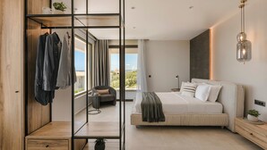 Une chambre moderne dotée d’un grand lit, d’une armoire et d’un coin salon avec vue.