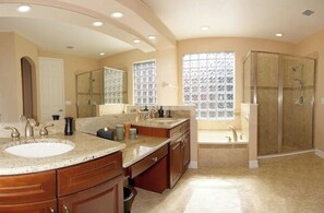 Shower, jetted bath, hair dryer, towels - Experience the Florida dream at Villa Barbara in Cape Coral! (Cape Coral)