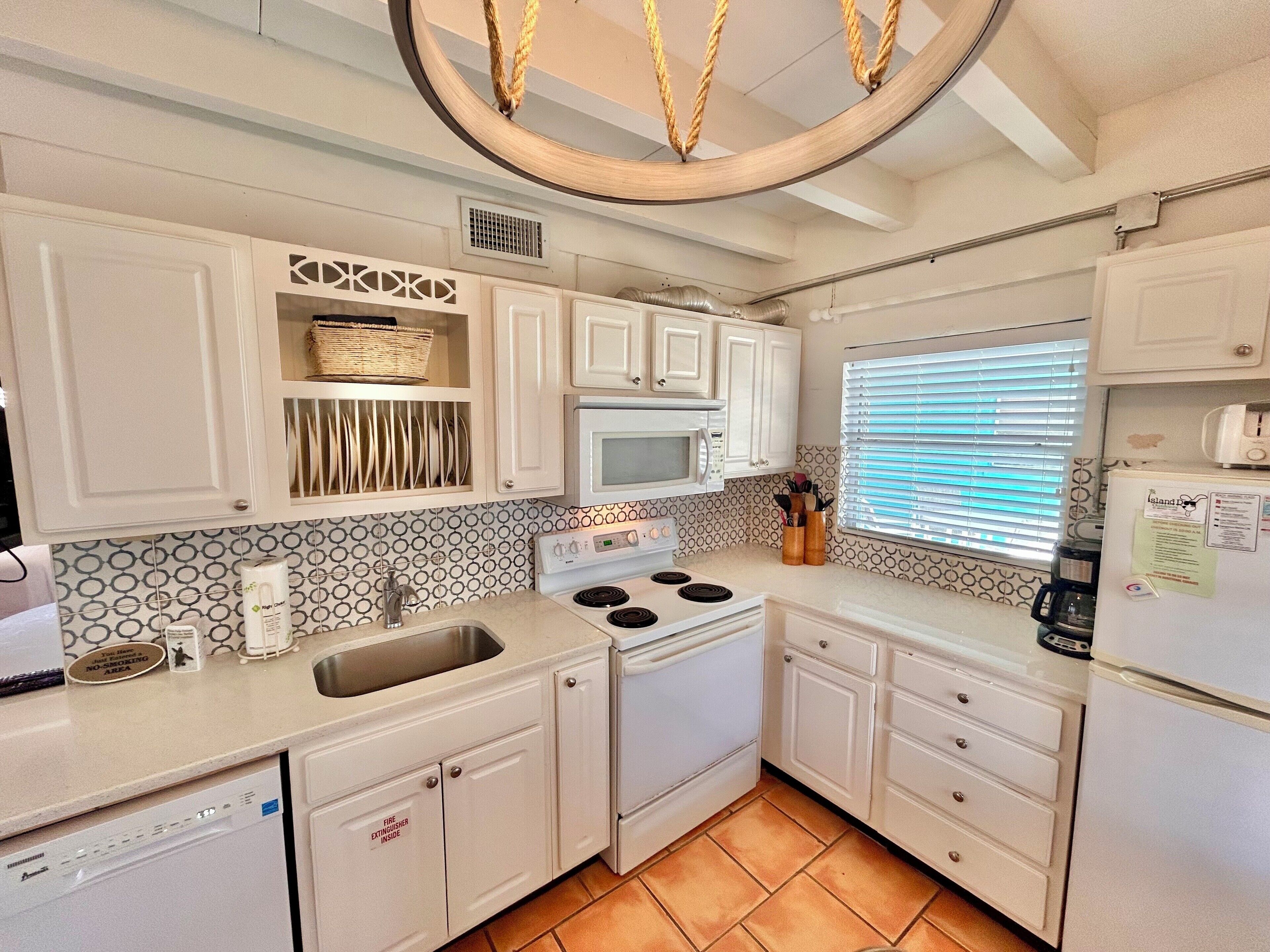 Een koelkast, een microgolfoven, een oven, een vaatwasser