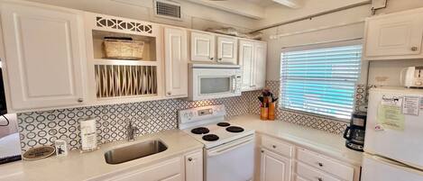 Een koelkast, een microgolfoven, een oven, een vaatwasser