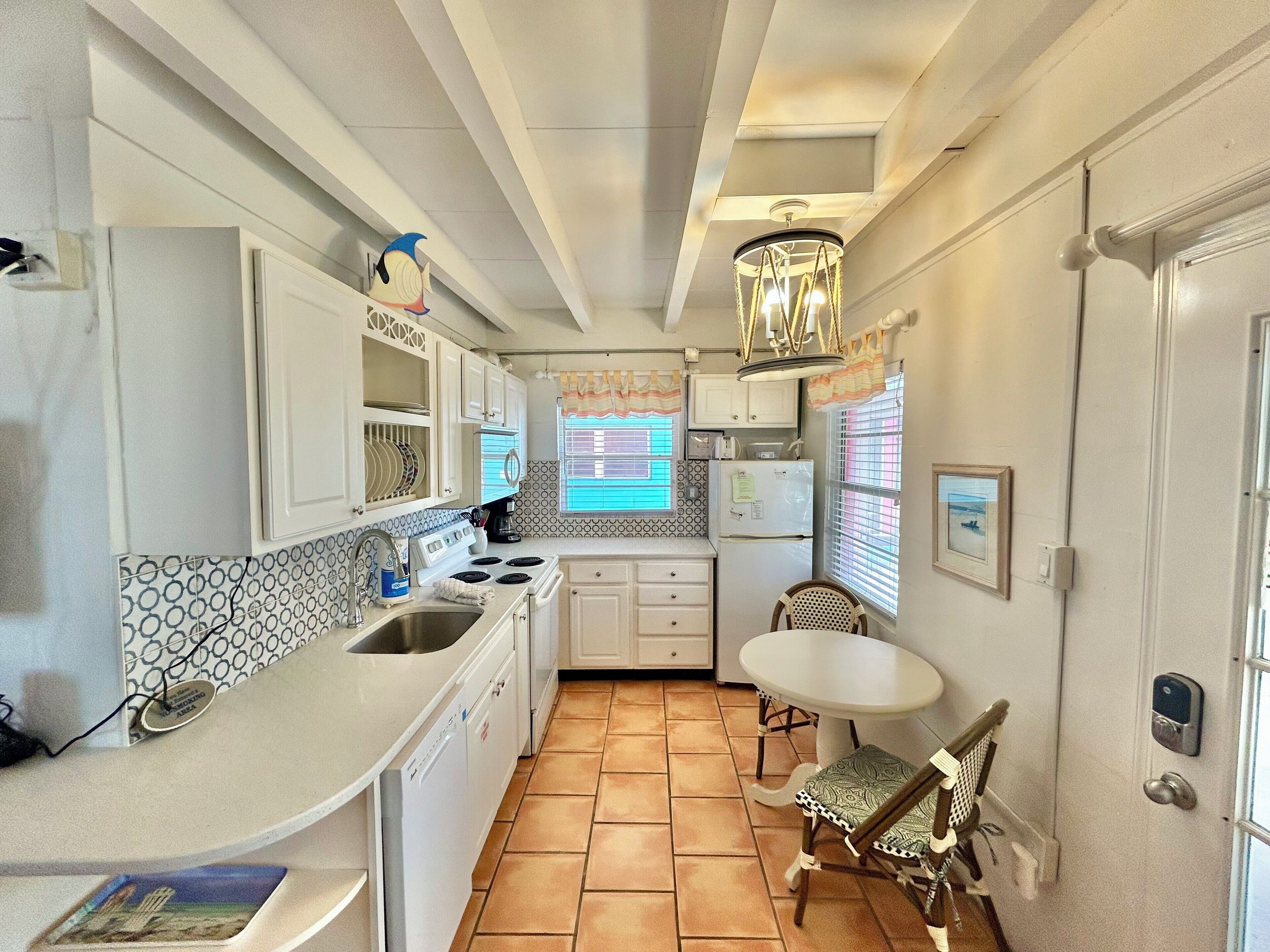 Kjøleskap, mikrobølgeovn, ovn og oppvaskmaskin