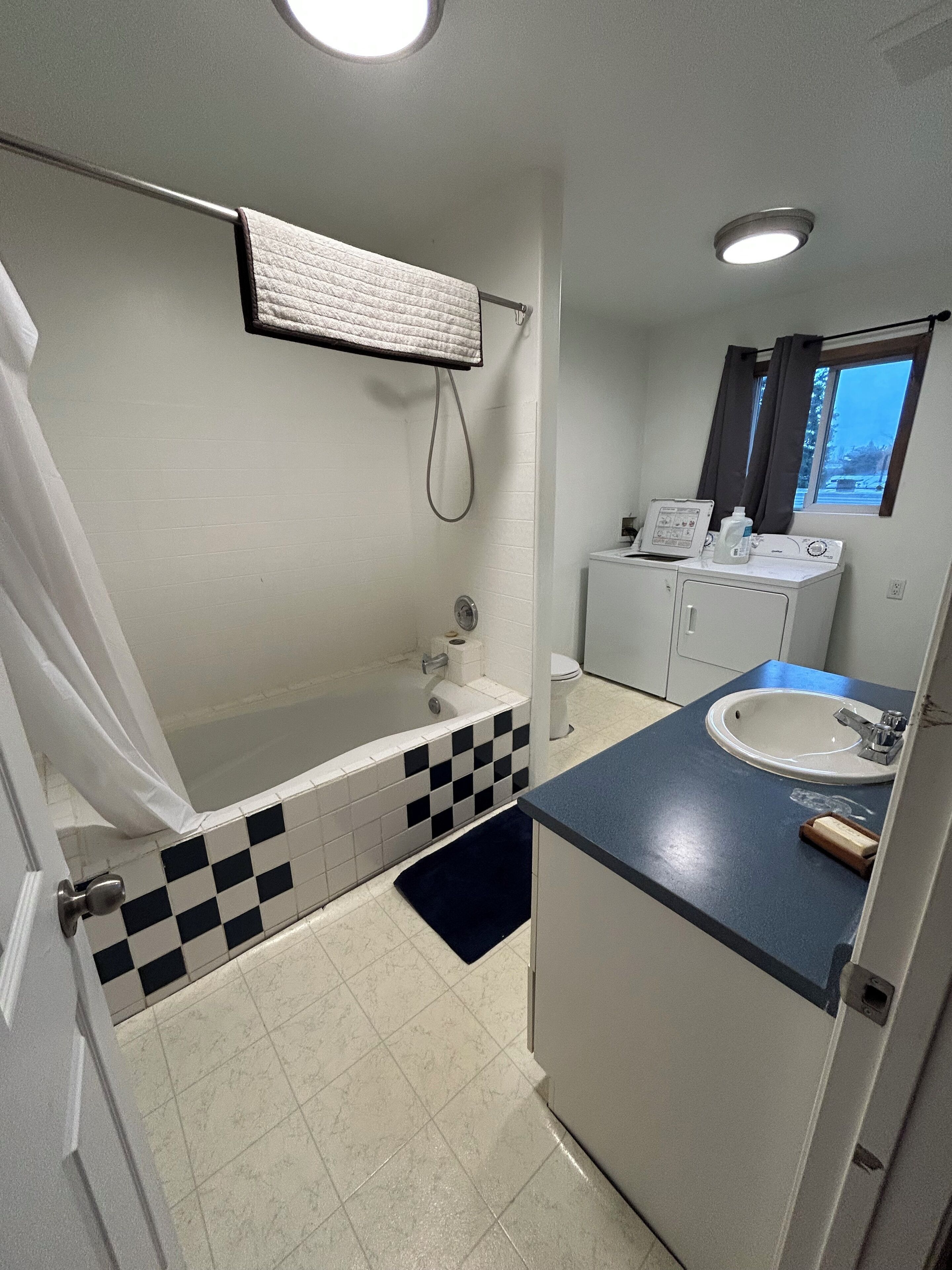 Regadera, toallas, jabón, papel de baño 