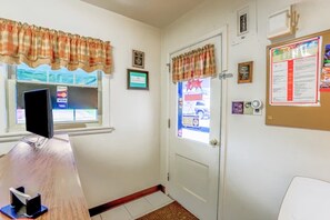 Interior - 4 Rooms Perfect Retreat for Outdoor Trips—Trails, Forest Activities, Golf Nearby (Harrison County)