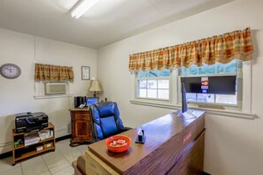 Lobby - 4 Rooms Perfect Retreat for Outdoor Trips—Trails, Forest Activities, Golf Nearby (Harrison County)