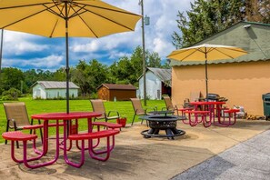 Outdoor dining - 4 Rooms Perfect Retreat for Outdoor Trips—Trails, Forest Activities, Golf Nearby (Harrison County)