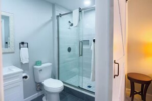 Bathroom - King Room Getaway Near Dining, Shops, and Golf Course | Free Parking (Claiborne County)