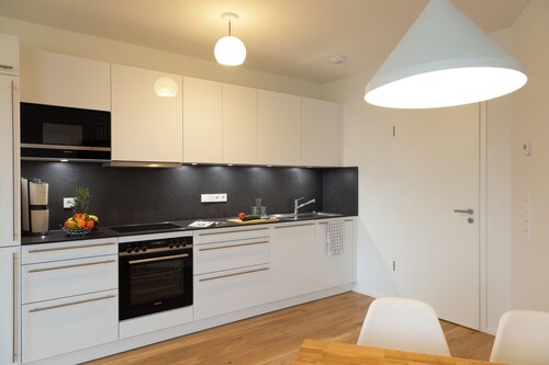 zentrale 2-Zimmer Wohnung mit lokaler Kunst