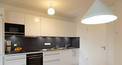 zentrale 2-Zimmer Wohnung mit lokaler Kunst