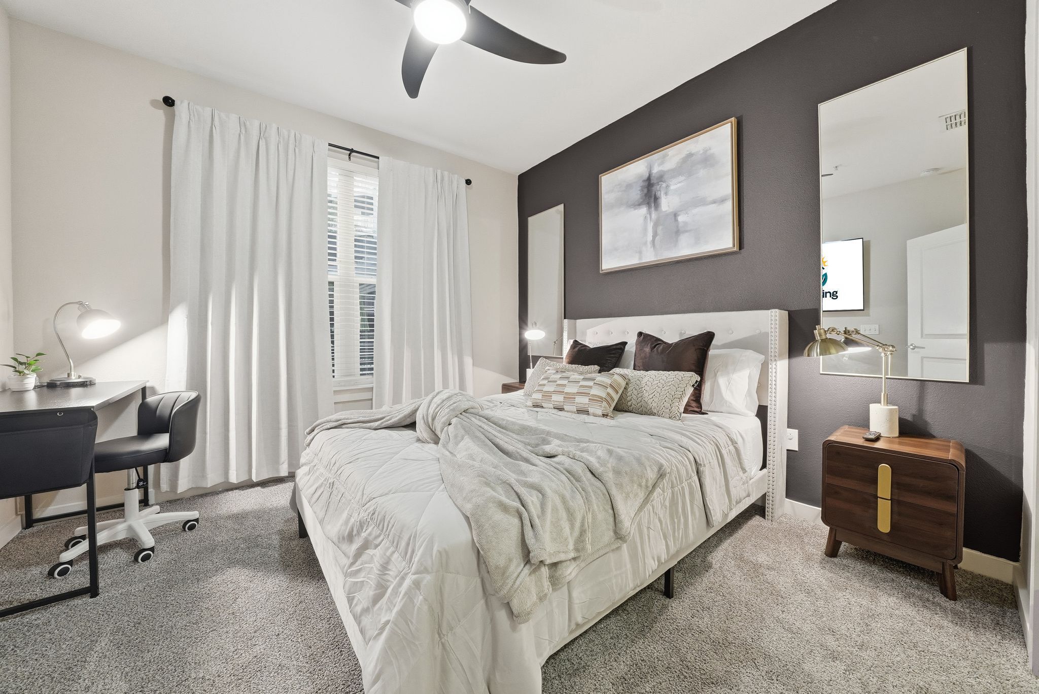 Skrivebord, strykejern/-brett, wi-fi (inkludert) og sengetøy