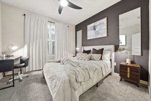 Een bureau, een strijkplank/strijkijzer, gratis wifi, beddengoed