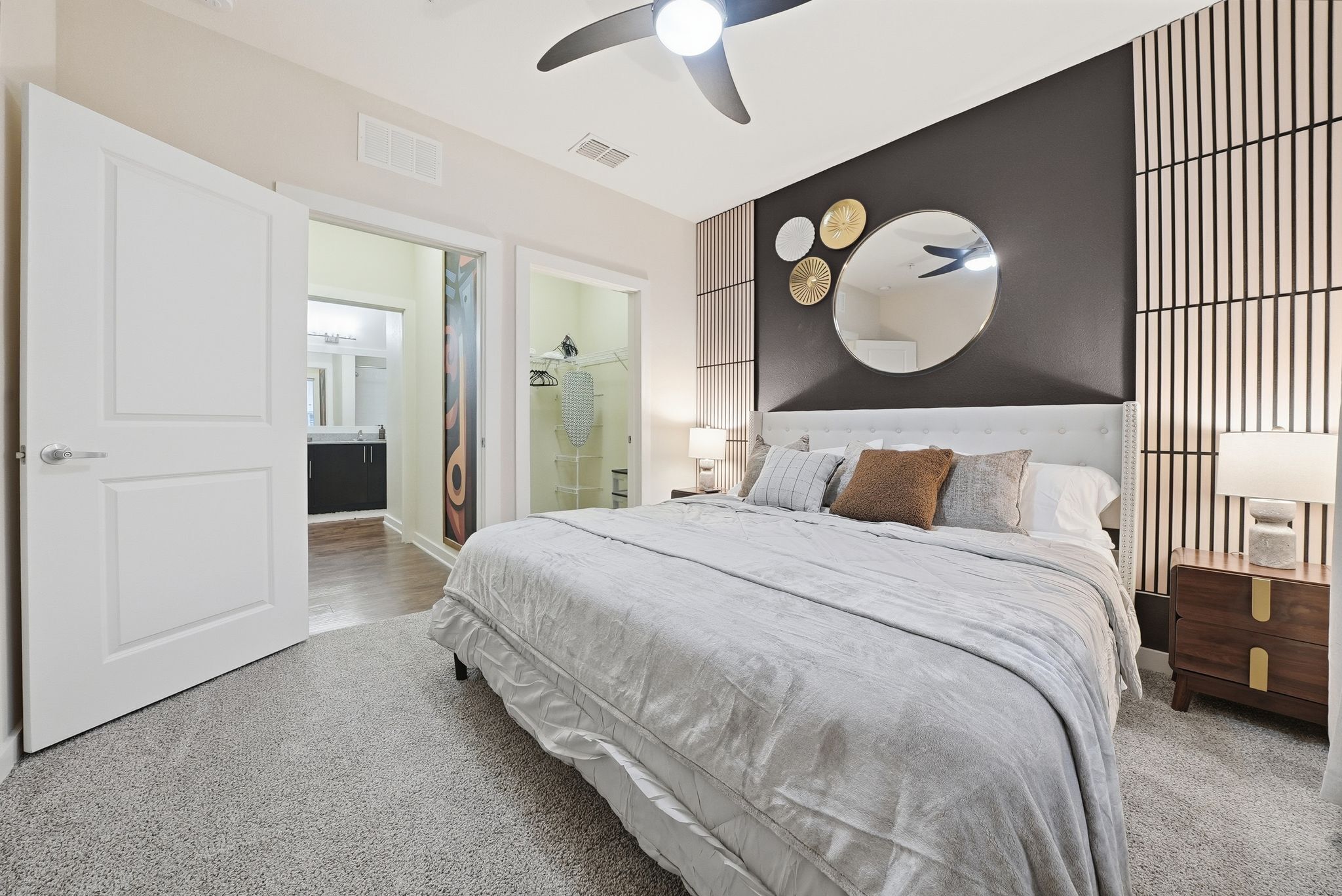 Bureau, fer et planche à repasser, Wi-Fi gratuit, draps fournis