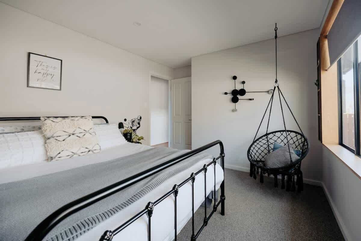 5 bedrooms, desk, iron/ironing board, WiFi